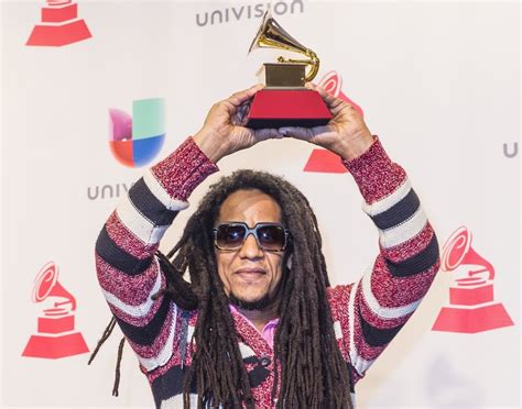 Il Festival della Canzone Colombiana: Un Evento Esilarante con il Charme di Tego Calderón!