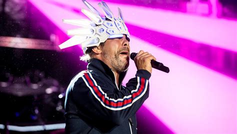 Jamiroquai: il Concerto Ineguagliabile che ha Scattato l'Amorosa Scintilla Tra Due Fan!